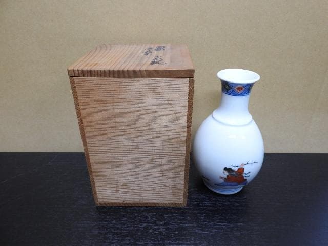十二代酒井田柿右衛門　染錦　唐子遊画小花瓶　共箱　MA266