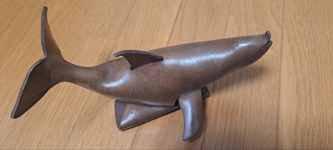 革で作ったイルカのオブジェ