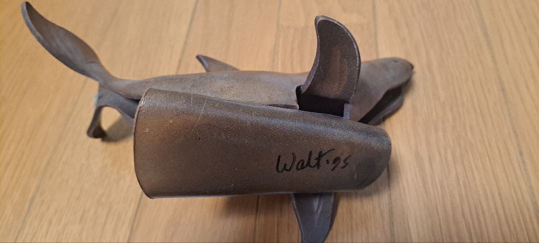 革で作ったイルカのオブジェ