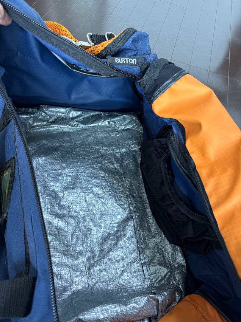 Burtonスノーボード大きめバッグ　防水　ブーツも入る　ほぼ未使用