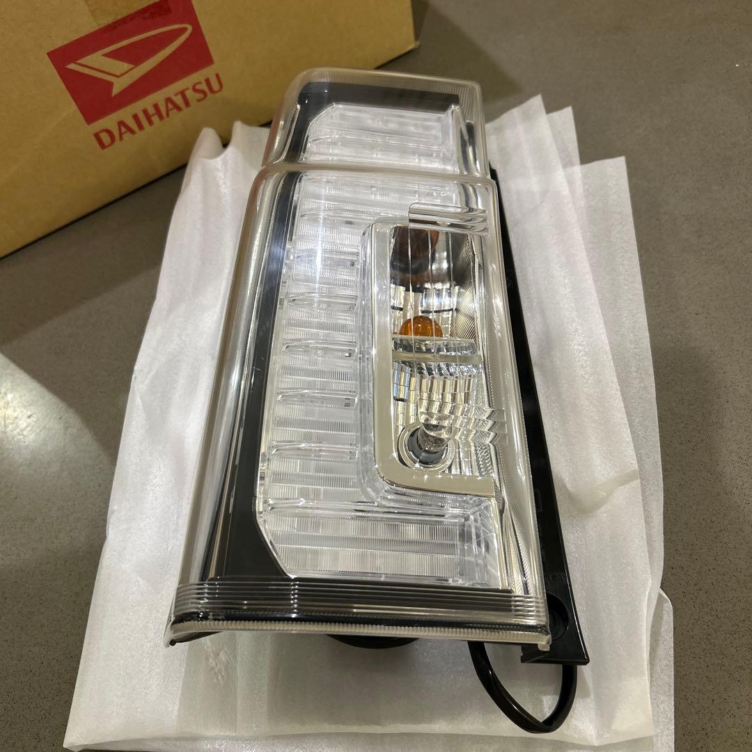 タント LA610S 左テールランプ