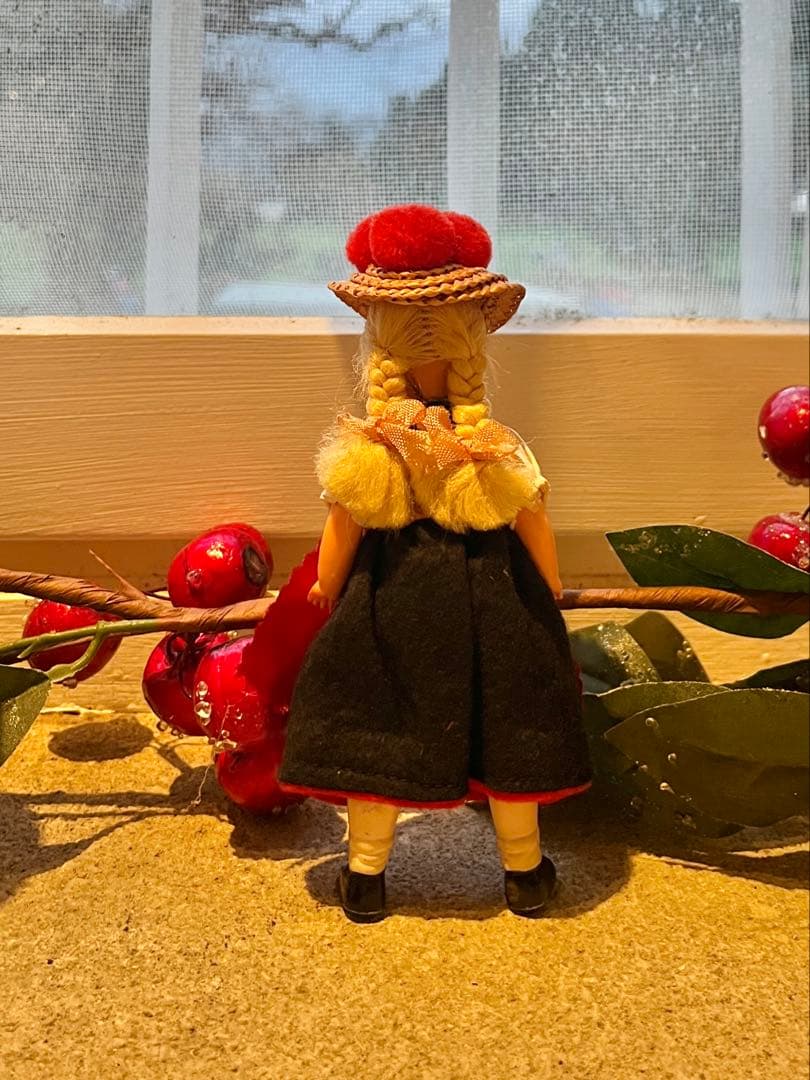 ◆フランス蚤の市｜ミニドールAヨーロッパ民族衣装、ドイツ金髪ブルーアイ少女