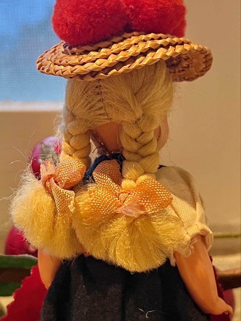 ◆フランス蚤の市｜ミニドールAヨーロッパ民族衣装、ドイツ金髪ブルーアイ少女