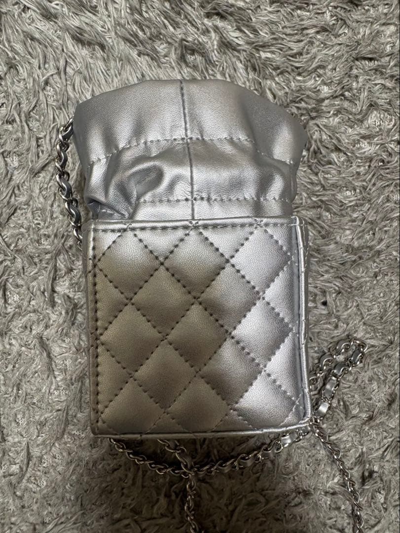 CHANEL ミニショルダーポーチ　ノベルティ　シルバー　キルティング　巾着