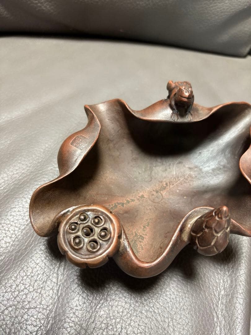 カエルと蓮の葉をモチーフにした置物