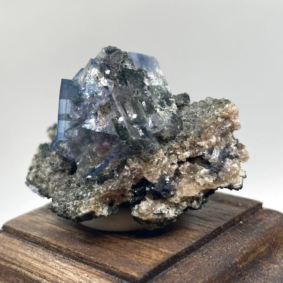 中国 ヤオガンシャン鉱山産 フローライト(母岩付)