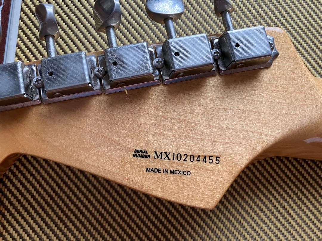 Fender Mexico 60’sストラトキャスター、ハードケース付き。