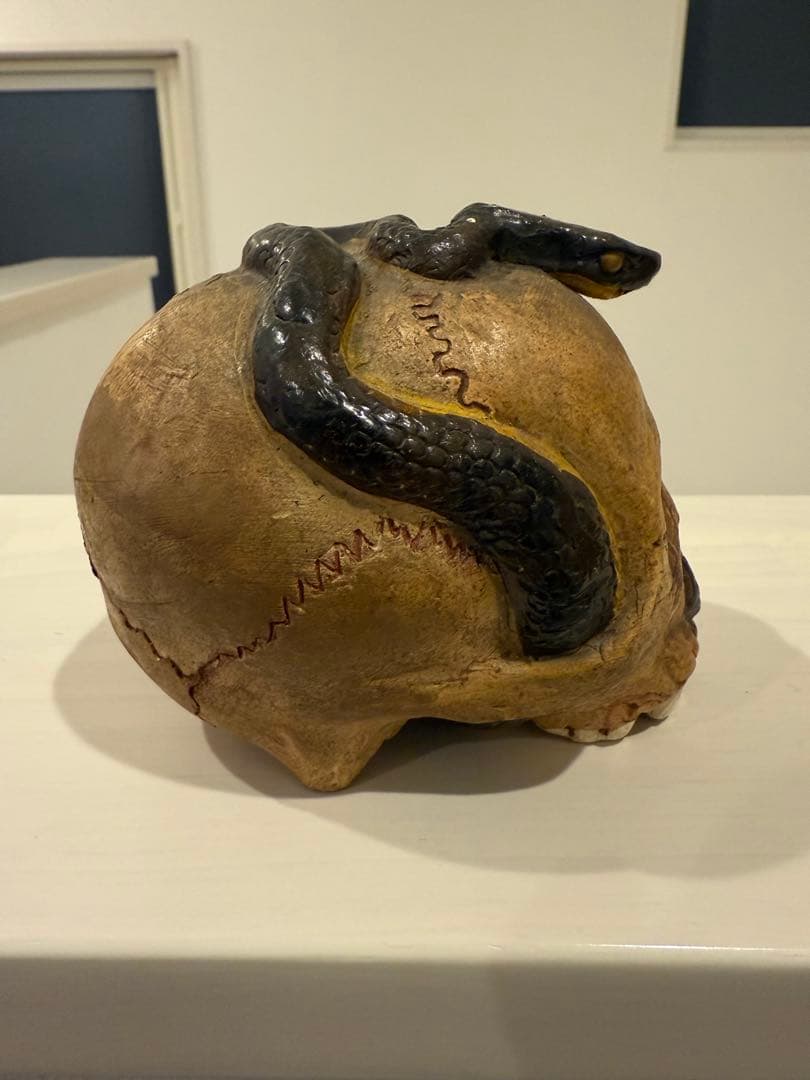 髑髏蛇レトロ置物スカルと蛇の彫刻 陶器