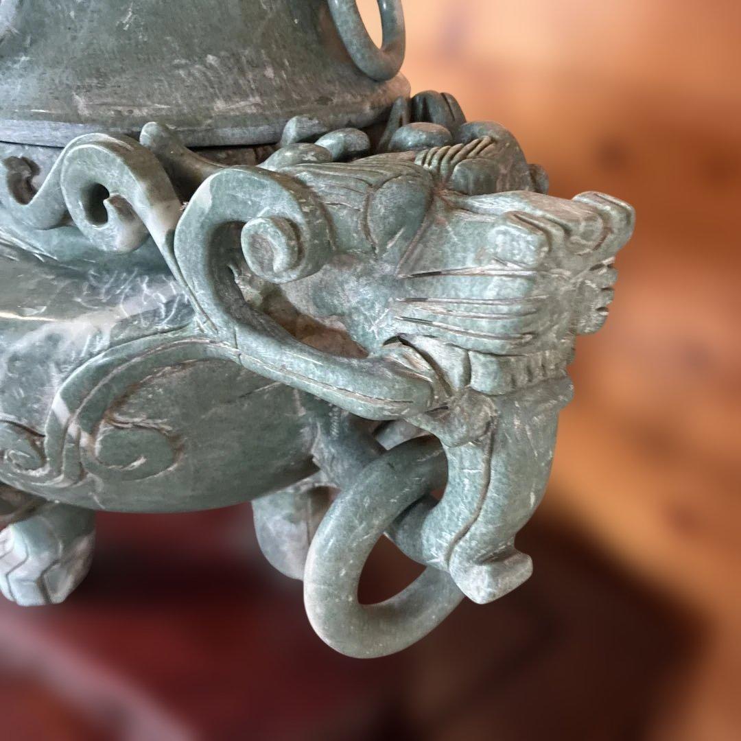 翡翠製？大理石？ドラゴン装飾の蓋付き器