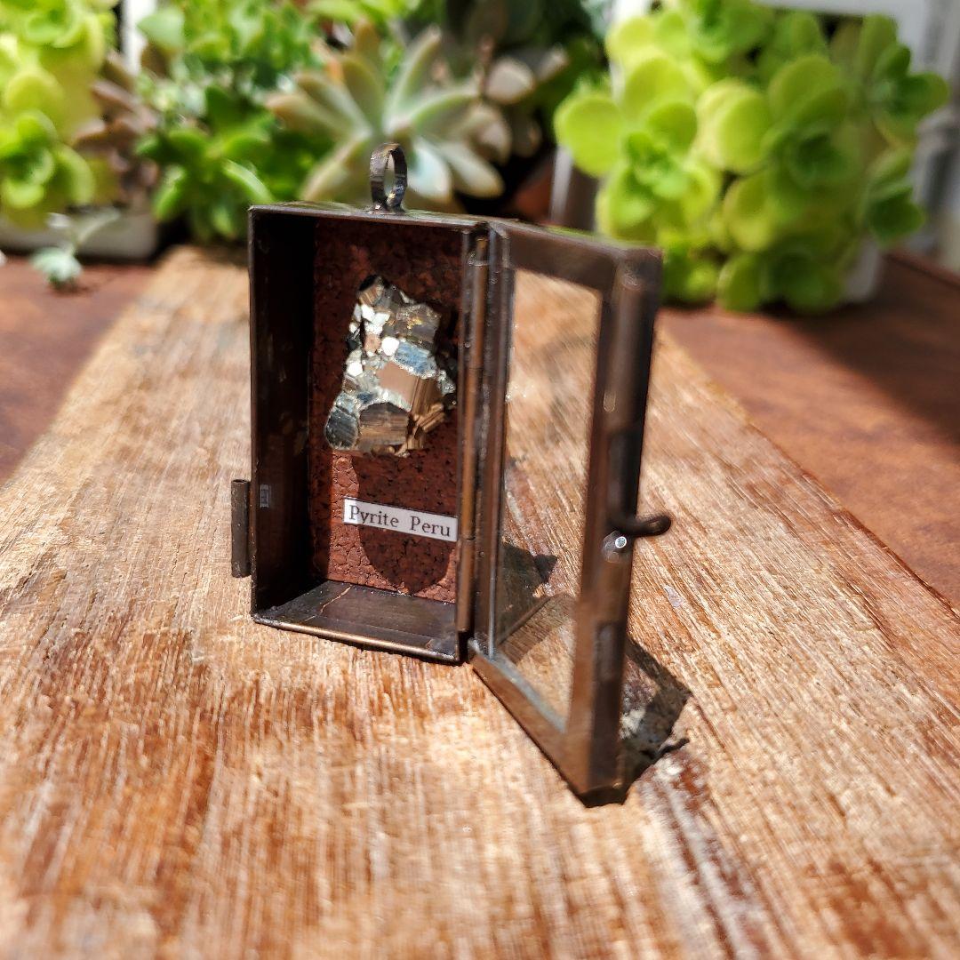 パイライト標本２　ペルー産　標本箱ペンダント