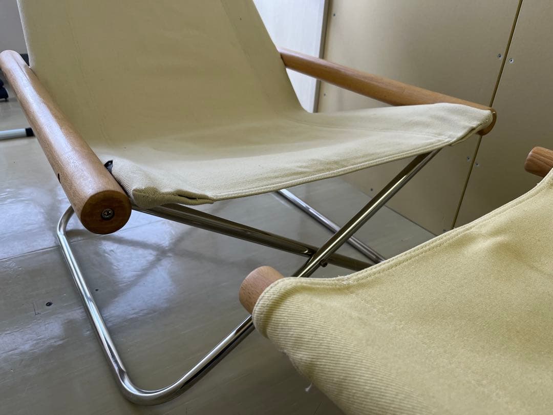 クリーム色の折りたたみアウトドアチェア