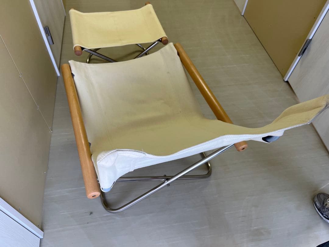 クリーム色の折りたたみアウトドアチェア