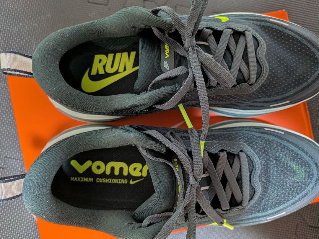 ナイキ　ボメロプラス　25.5