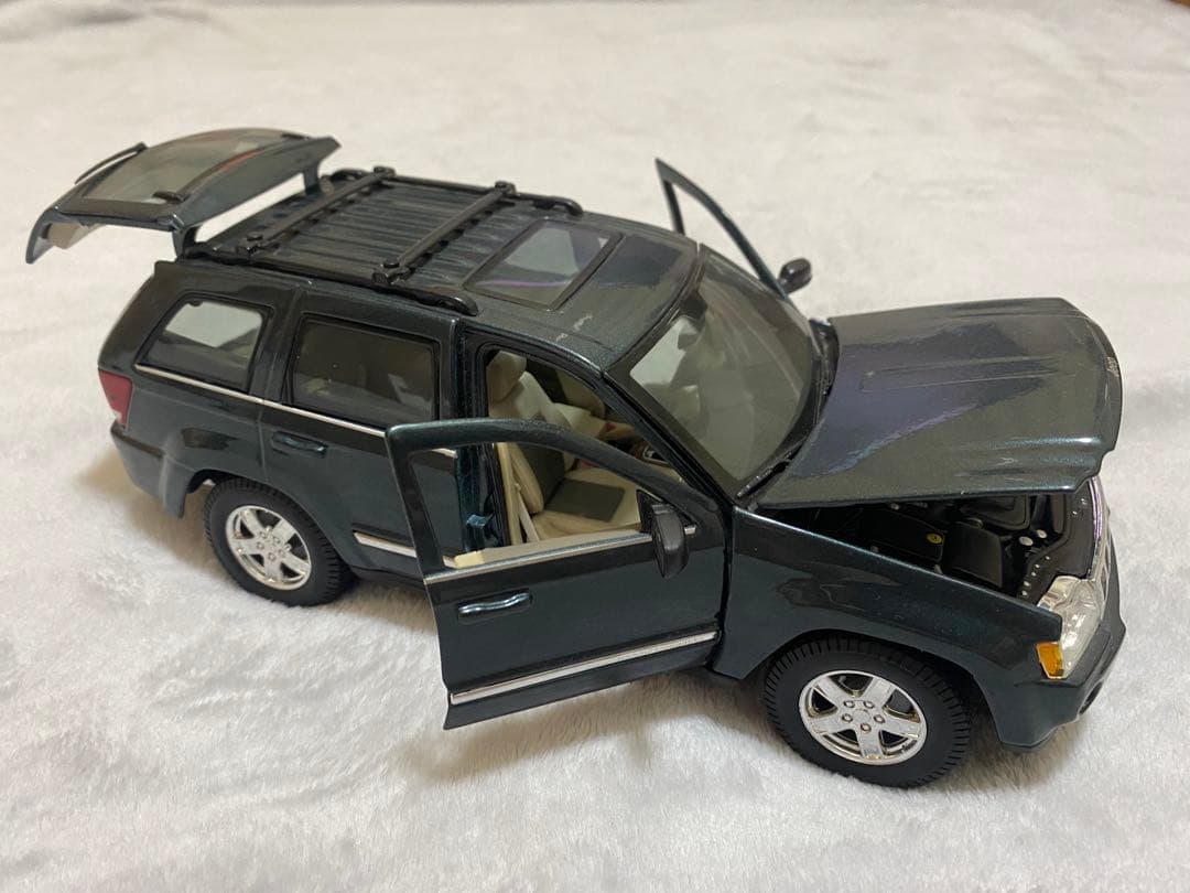 ミニカー Maisto 2005 Jeep Grand Cherokee 1/18