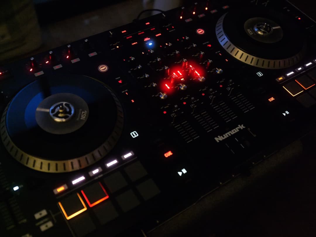 【値下げ】Numark NS7 Ⅱ DJコントローラー (プラッター回転自走)