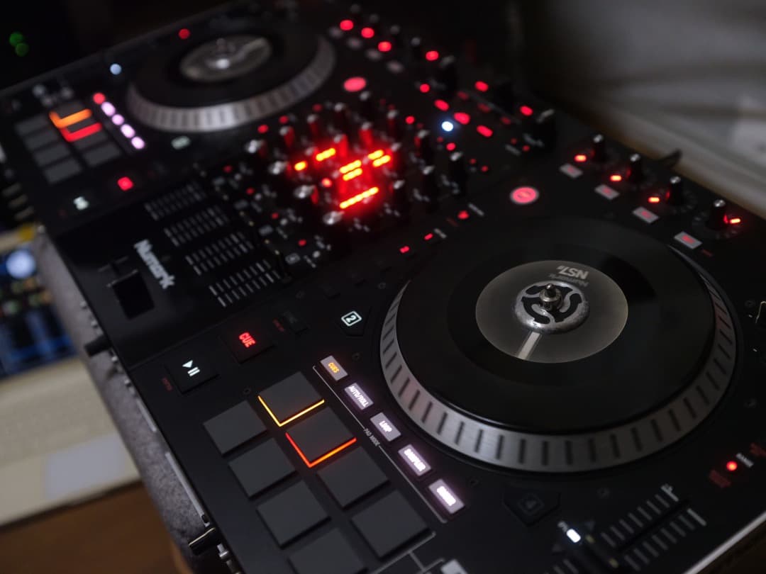 【値下げ】Numark NS7 Ⅱ DJコントローラー (プラッター回転自走)