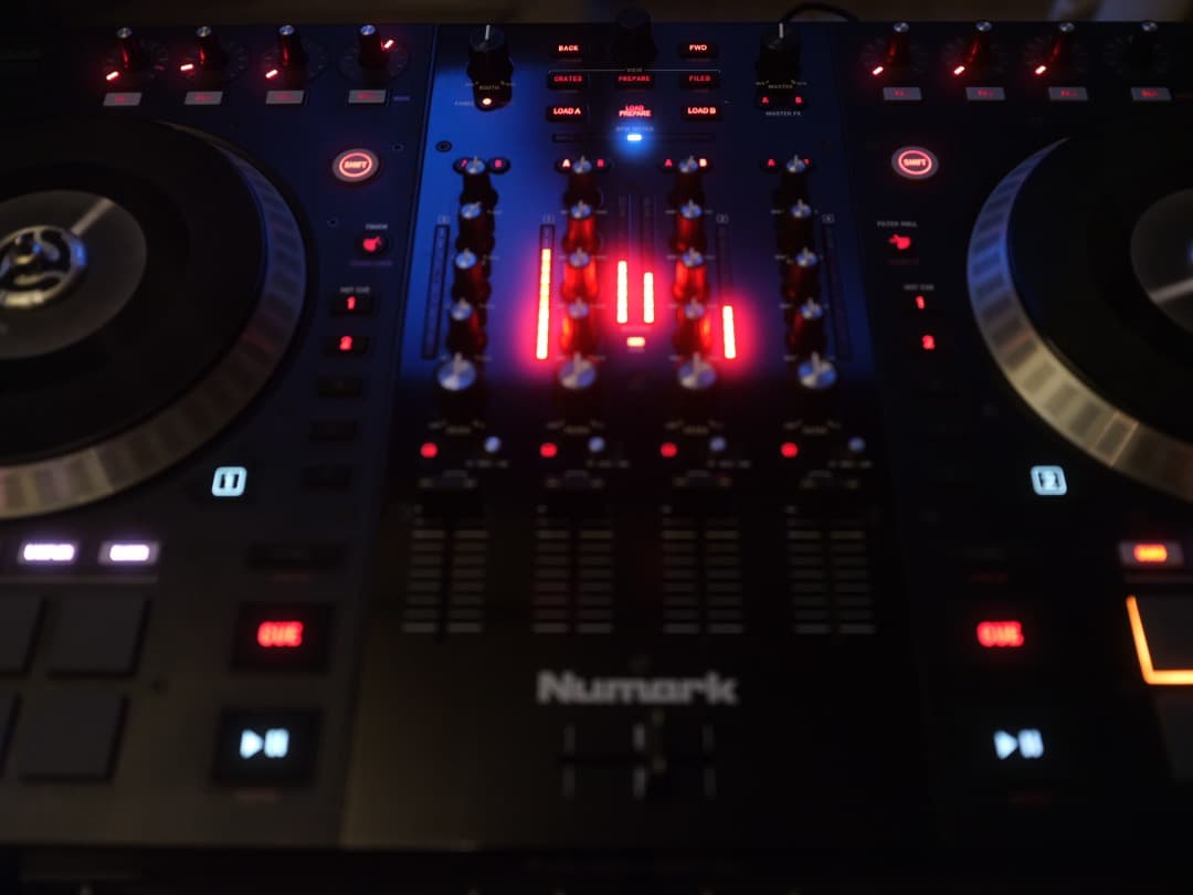 【値下げ】Numark NS7 Ⅱ DJコントローラー (プラッター回転自走)