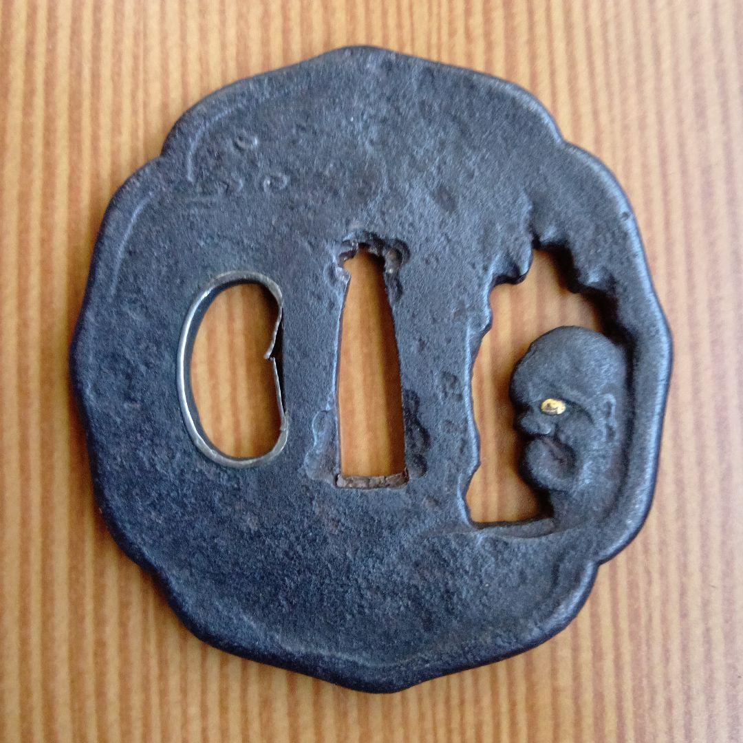 江戸時代鉄製 鍔 達磨大師の透かし彫り。眼は金象嵌で裏表共