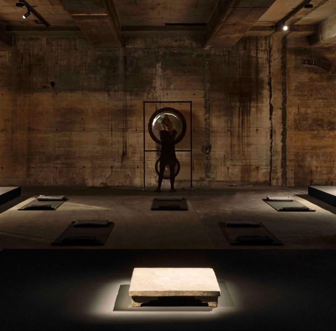 骨董厚板 天板 低めのレイアウトがカッコいい