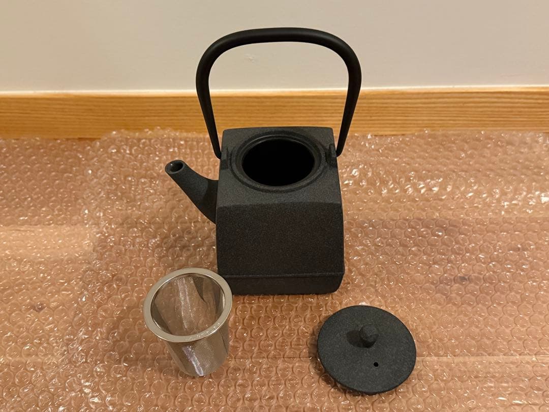 鉄瓶（鉄鋳物）　増田尚紀デザイン　鋳心ノ工房製　茶こし・ウォーマー付き