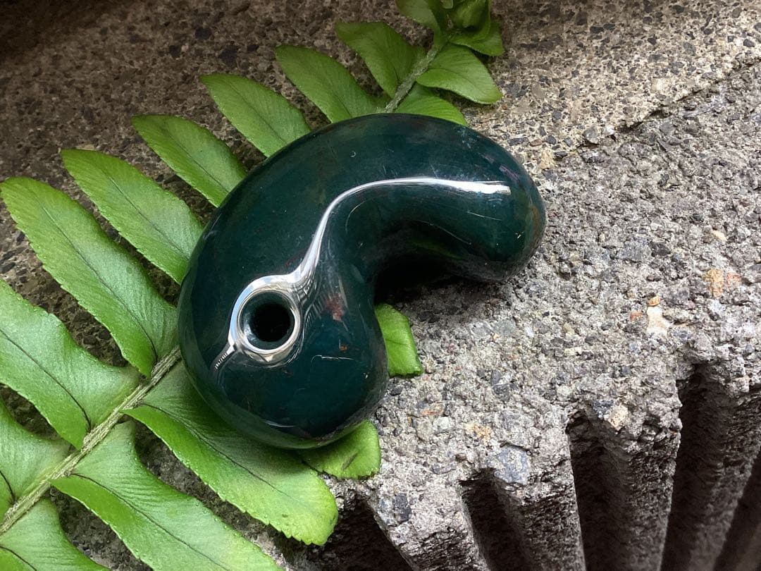 神宿る【 出雲石(青緑色の碧玉) 】島根県花仙山瑪瑙　青瑪瑙　出雲型勾玉　鑑別