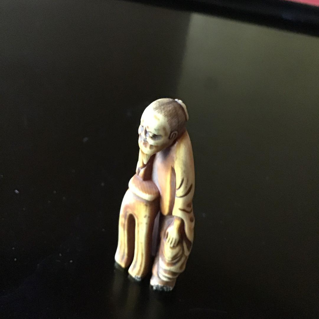 根付け　人物　　材質日本ホンシュウ鹿角　N20