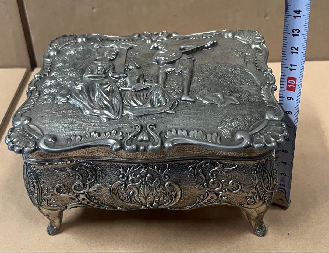 アンティーク金属製ボックス 浮彫り装飾