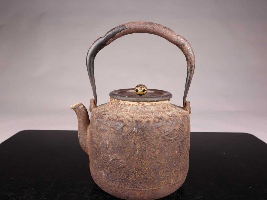 A1002鉄瓶 大国寿郎作 蝶文 湯沸 茶道具 重量2464g 1500ml