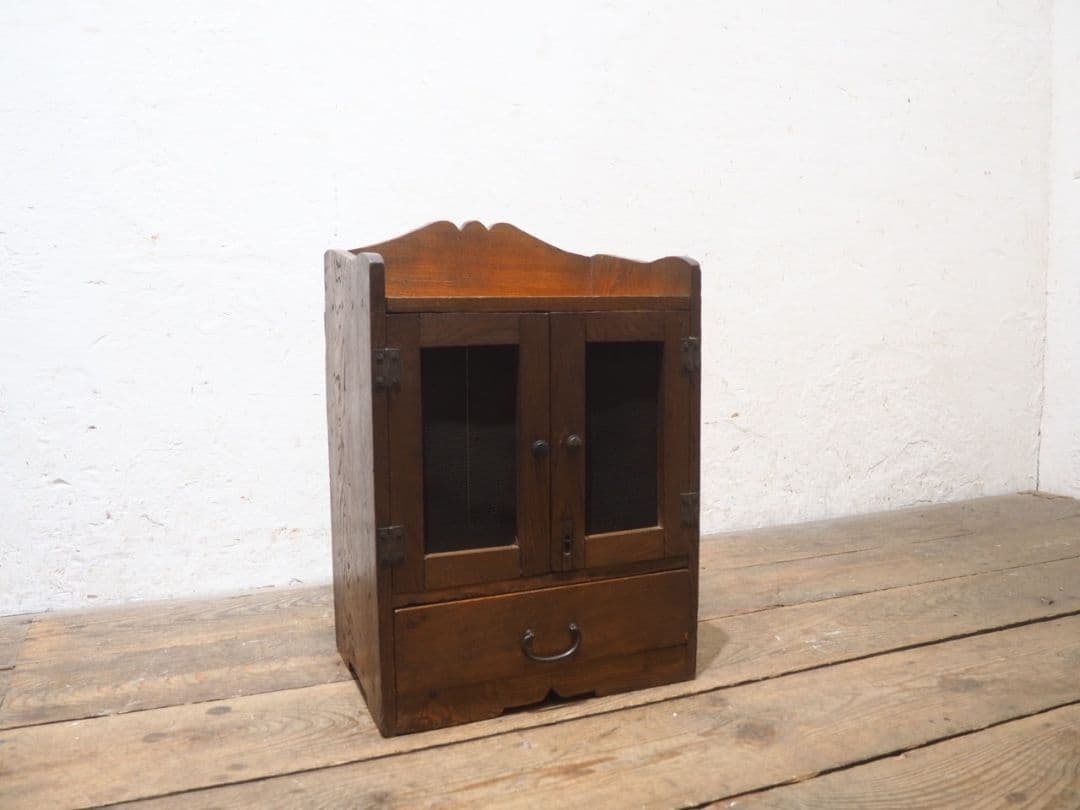 1253　アンティーク　小型の飾り棚　収納棚　キャビネット　古家具　レトロ