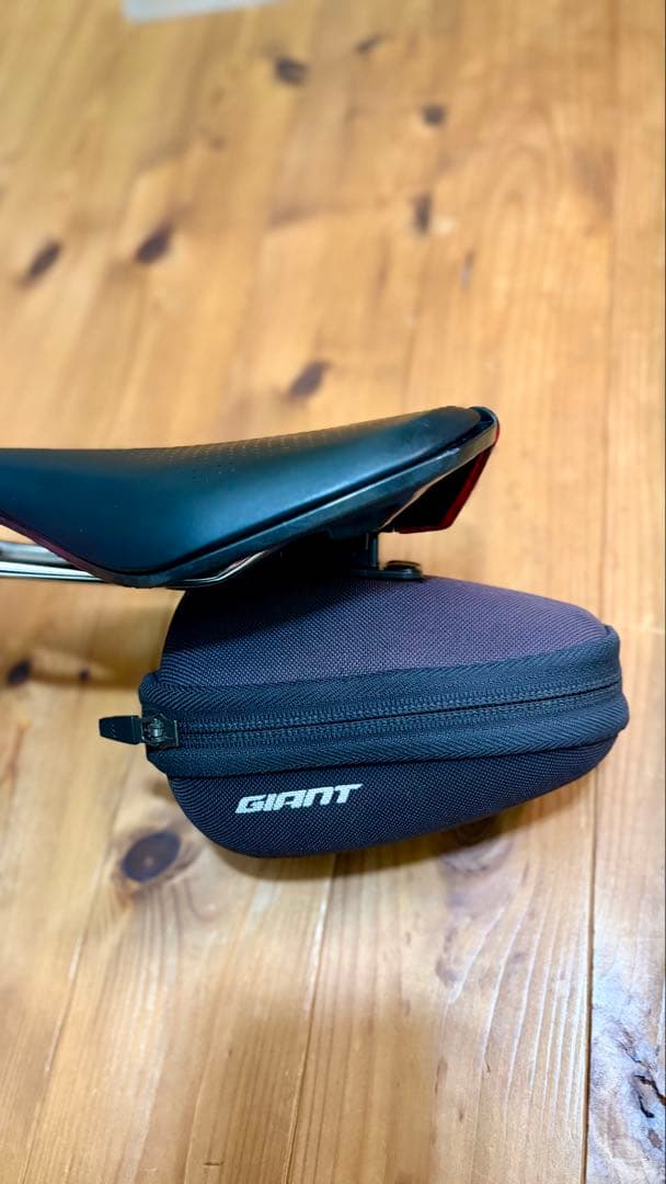 Giant FLEET SL リアライト サドルバッグ付属