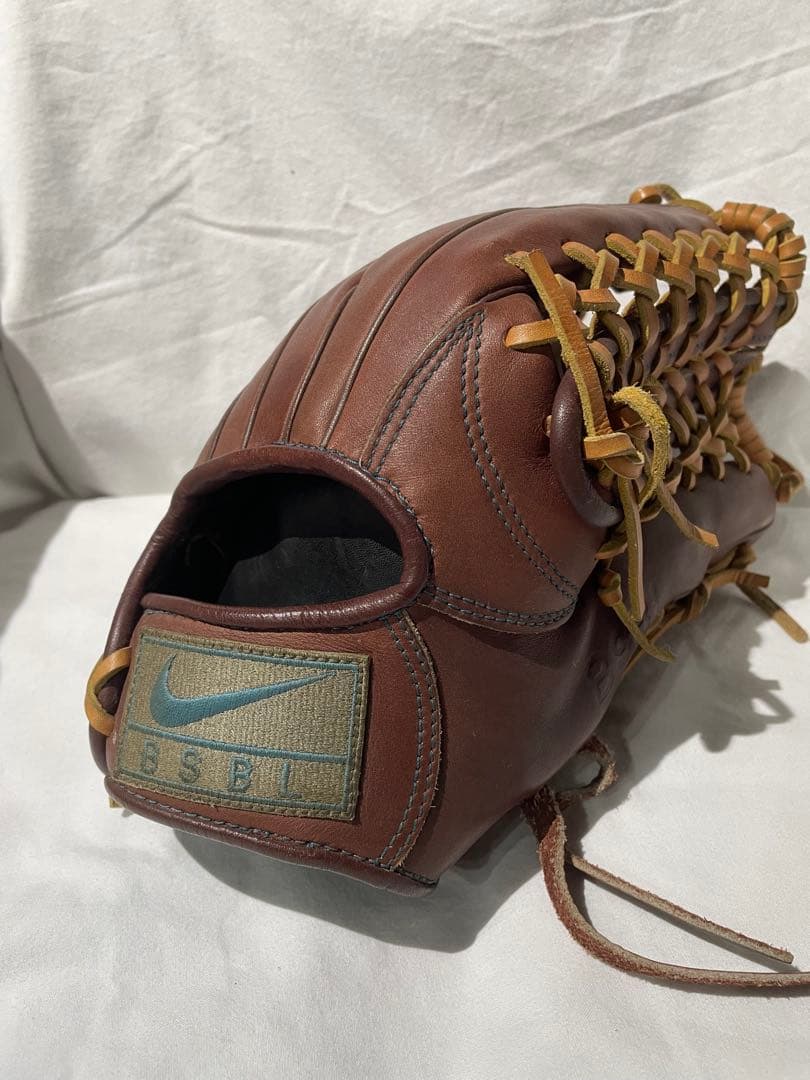 新シーズンに向けて！希少　美品　レアデザイン　NIKE 外野用グラブ　M球　硬式