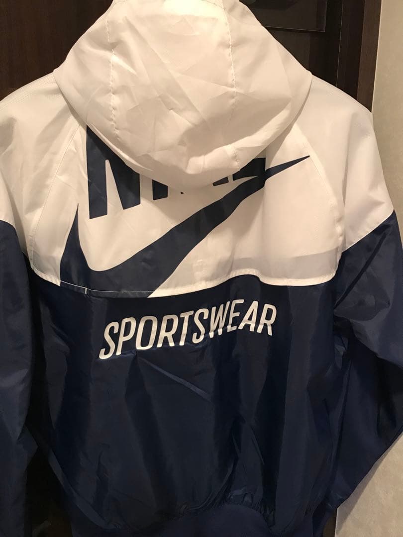 (期間限定)定価34%オフ　Nikeウィンドランナー品番HJ2041-100