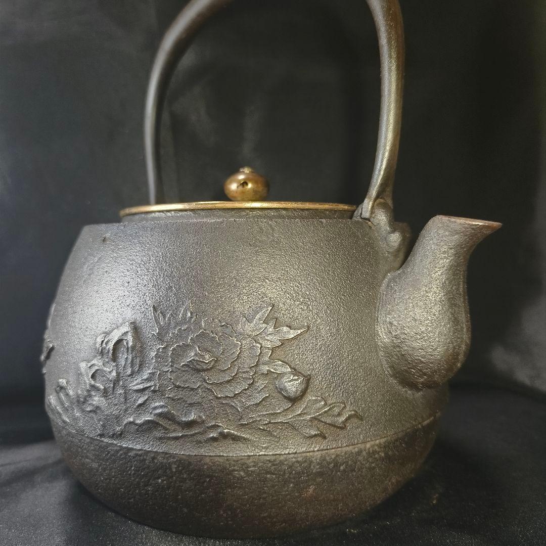 茶道具 鉄瓶 南部鉄器 山形鋳物 長文堂 唐獅子牡丹文鉄瓶 斑紫銅蓋 虫食い摘み