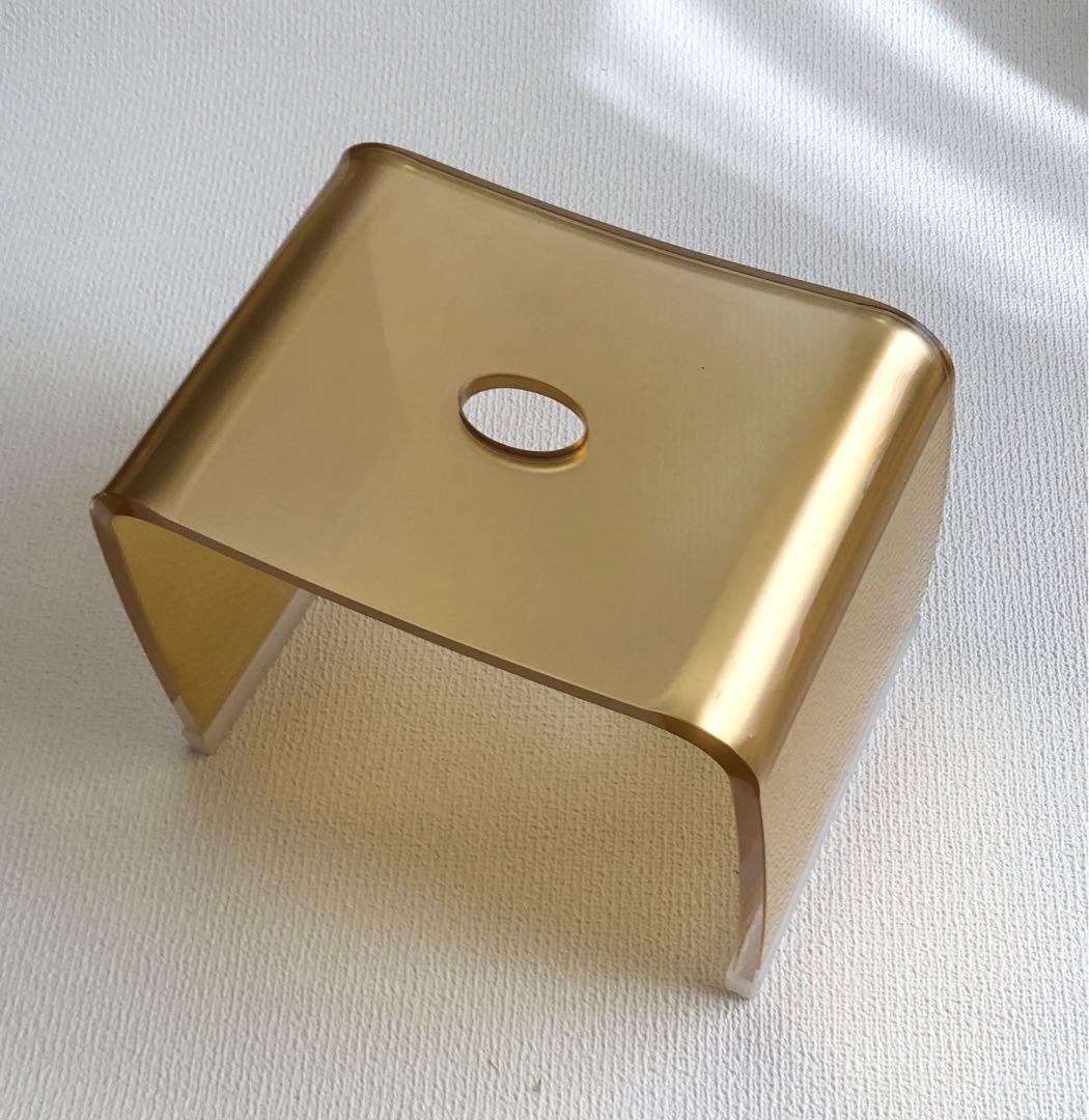 金色のバスチェアと湯おけ