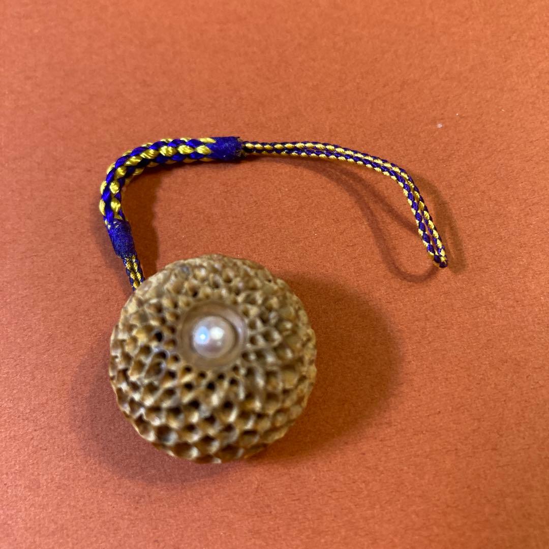 根付　菊　　木彫り彫刻　飾り　紐止め　　日本製