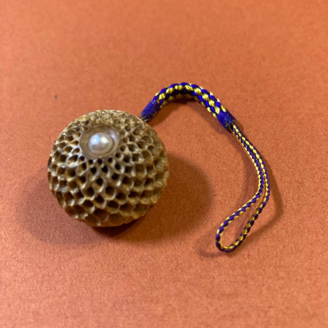 根付　菊　　木彫り彫刻　飾り　紐止め　　日本製