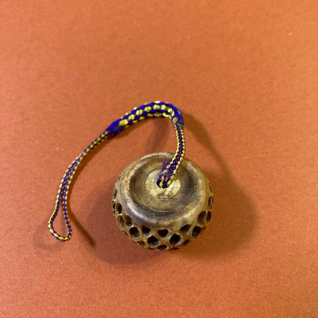 根付　菊　　木彫り彫刻　飾り　紐止め　　日本製