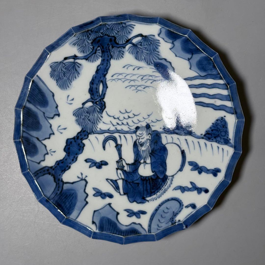 古伊万里　染付人物風景図皿　在銘「大明宣徳年製」　六客　古染　青花　鎌持　老松