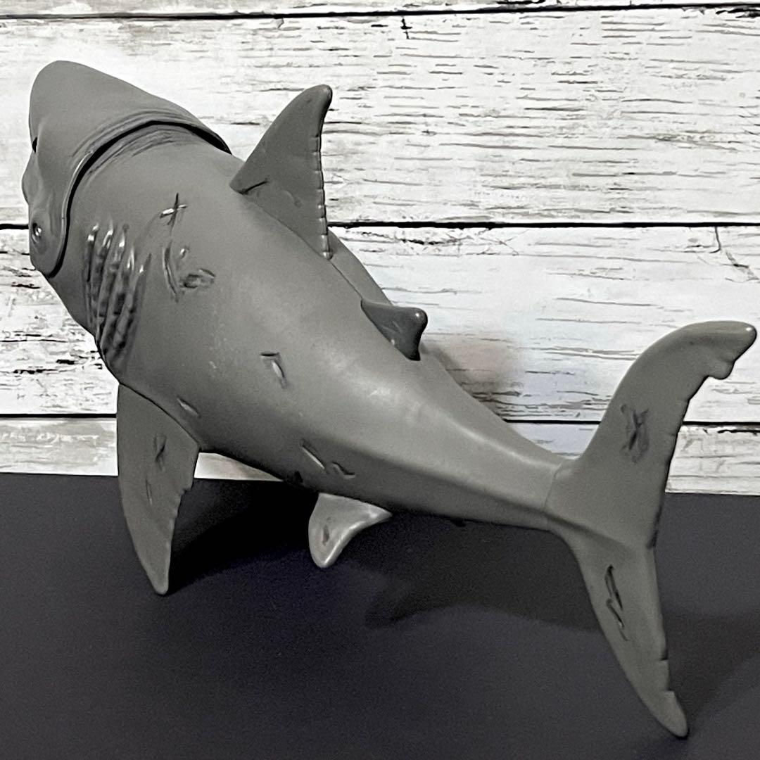 メガロドン　アクションフィギュア　ティラノサウルス付き