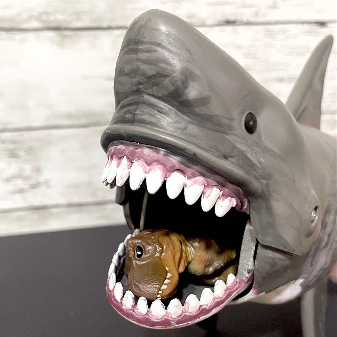 メガロドン　アクションフィギュア　ティラノサウルス付き