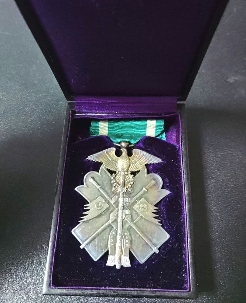 【✨希少品✨】金鵄勲章（きんしくんしょう）箱付(金具壊れ)