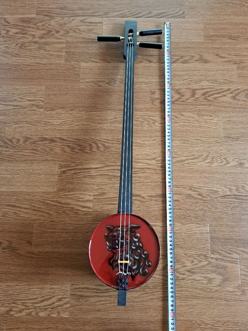 ②【稀少】カンカラ三線　三線　エアーブラシアート　赤黒シーサー