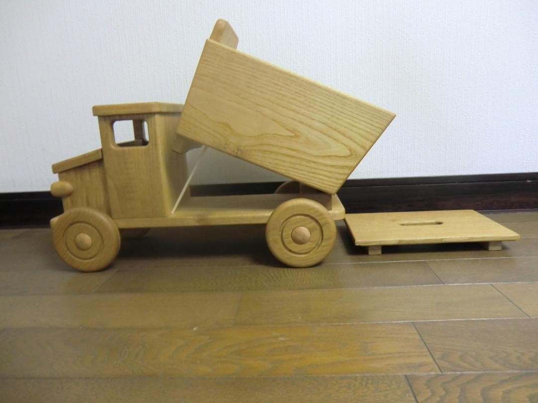243新品・未使用　木のおもちゃ　手作り木製自動車 トラック　木製玩具　乗用玩具