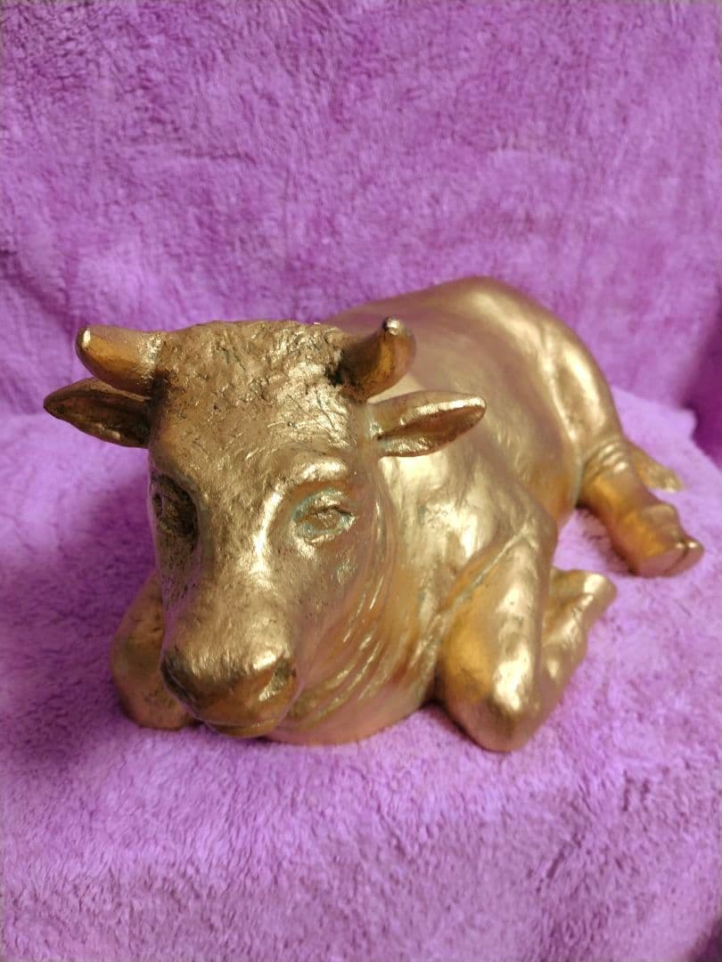 富永直樹作 金色 牛の彫刻