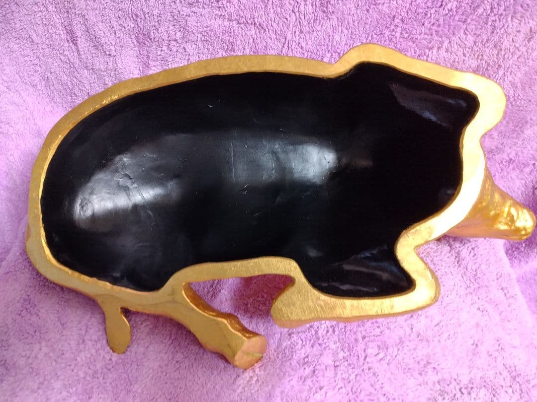 富永直樹作 金色 牛の彫刻