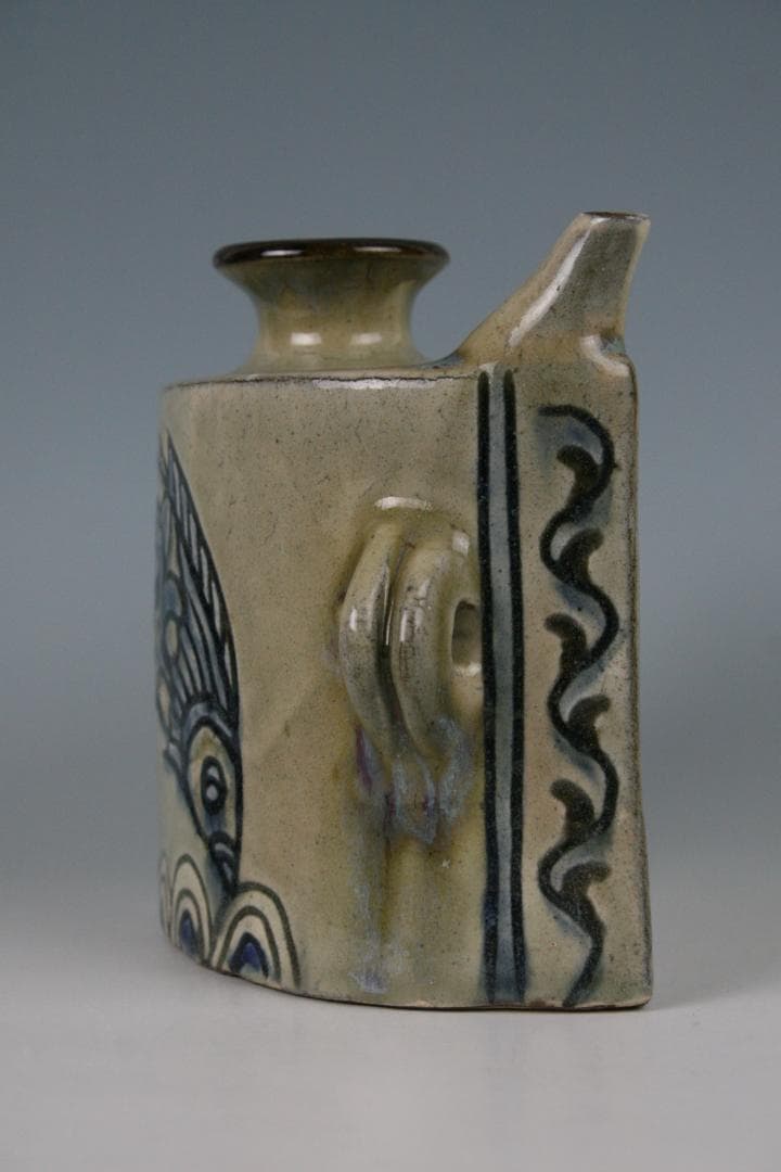 人間国宝金城次郎長男 琉球壷屋焼 登り窯　金城敏男 作 線彫魚文抱瓶（中）