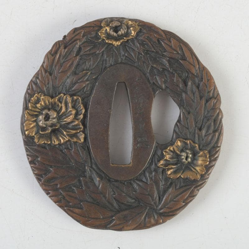 武具　刀装具　大森英重銘　古銅　牡丹神獣紋鍔　時代箱　C　9447