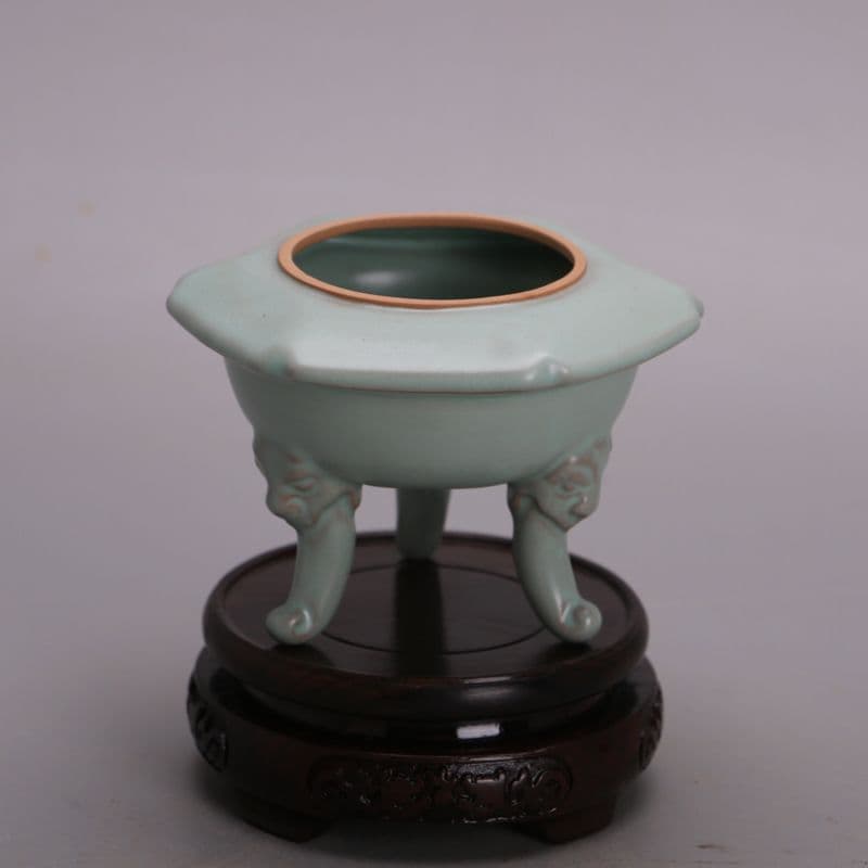 中国　汝窯 三足蓋香炉  竜魚 天青釉  工芸品  美術品 置物