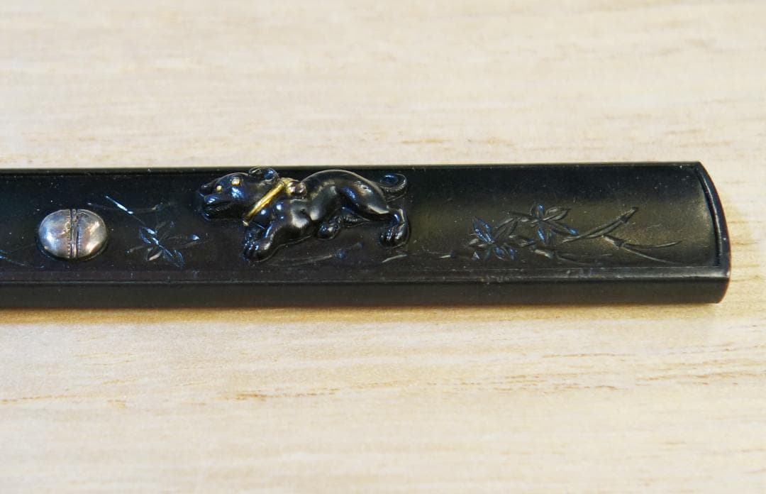 鍔 鐔 小柄 刀装具 日本刀 骨董【赤銅磨地 高肉彫 金銀象嵌 遊仔犬図小柄】