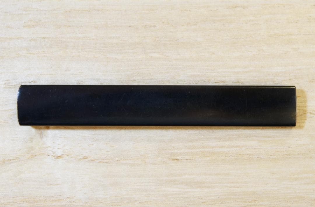 鍔 鐔 小柄 刀装具 日本刀 骨董【赤銅磨地 高肉彫 金銀象嵌 遊仔犬図小柄】